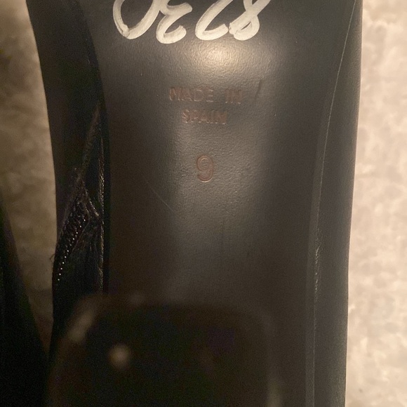 - New black Steve Madden stud embellished shoes.  Size 9 - Picture 5 of 6